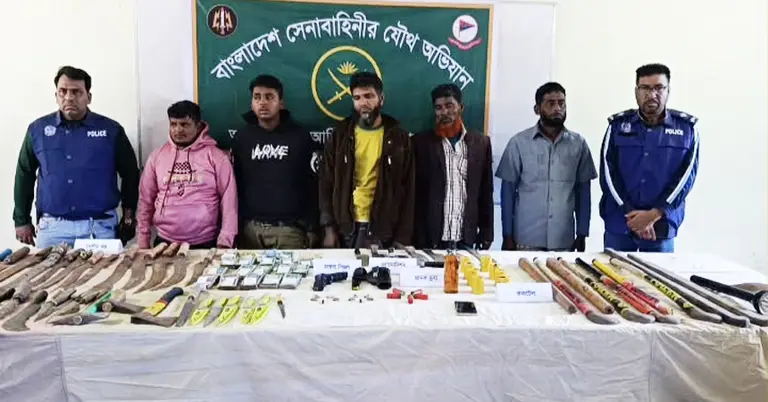 যৌথবাহিনীর অভিযান গ্রেপ্তাররা, সেইসঙ্গে উদ্ধারকৃত অস্ত্র-সরঞ্জাম